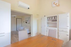 a kitchen and dining room with a table and chairs at Pellicano Suite Apartment in Marina di Grosseto