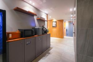 a room with a counter with two televisions on it at Hotel Home in Seoul