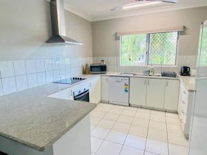 Η κουζίνα ή μικρή κουζίνα στο The Palms! AC 3 bedroom comfort +9 φωτογραφίες
