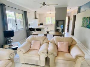 Χώρος καθιστικού στο The Palms! AC 3 bedroom comfort