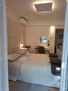 Ένα ή περισσότερα κρεβάτια σε δωμάτιο στο Enna bedroom with private balcony