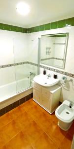 Bilik mandi di EnFOZ Duplex En La Playa +25 gambar