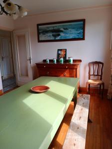 eine Küche mit einem grünen Tisch und einem Stuhl in der Unterkunft Maison de vacances in Lannion + 4 Fotos