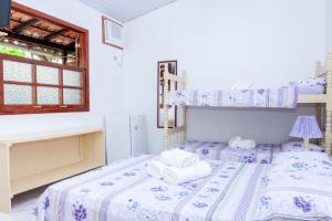 Uma ou mais camas em beliche em um quarto em Pousada Sossego