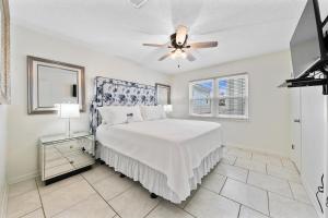 ガルフ・ショアーズにあるBeachcomber 9のベッドと天井扇風機のある寝室