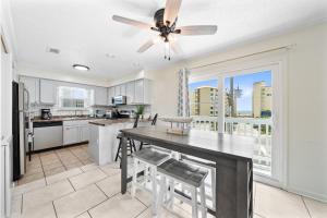 ガルフ・ショアーズにあるBeachcomber 9のキッチン(テーブル、天井ファン付)
