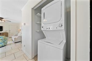 ガルフ・ショアーズにあるBeachcomber 9の部屋にある白い洗濯機と乾燥機 +19枚の写真