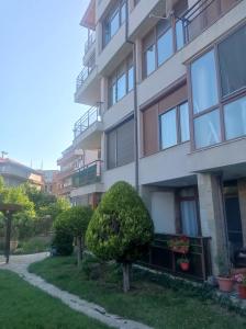 索佐波尔Апартамент РАЯ的公寓大楼前面有灌木丛