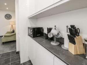 Η κουζίνα ή μικρή κουζίνα στο Flat 1, Mona House