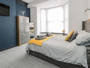 Ένα ή περισσότερα κρεβάτια σε δωμάτιο στο Flat 1, Mona House