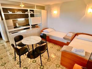 TV a/nebo společenská místnost v ubytování Apartments Gorana