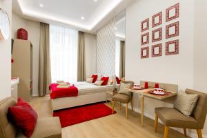 ブダペストにあるBudapest Holiday Coloursのベッドルーム1室(ベッド1台、テーブル、椅子付)