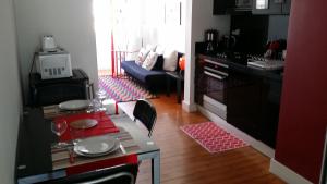 里斯本的住宿－Casa Estrela，客厅配有桌子和沙发