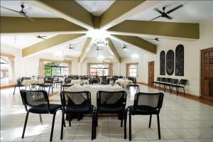 Restaurace v ubytování Stylish Poolside 2BHK Near Candolim to Eat, Chill, Party Nearby