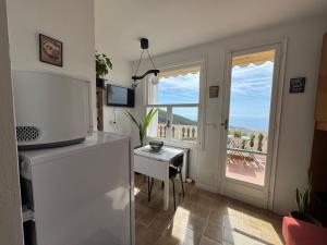 a living room with a microwave and a table and a window at Mamme Carine in Sanremo