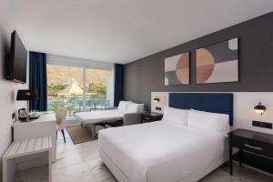 Postel nebo postele na pokoji v ubytování Four Points by Sheraton Costa Blanca Resort