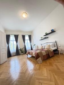 Ένα ή περισσότερα κρεβάτια σε δωμάτιο στο Apartment Hviezdoslav Square, the historic heart of Bratislava