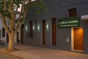 a building with a tree in front of it at Bello Jazmin 2 in San Rafael