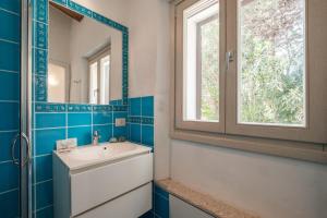 a bathroom with a sink and a mirror at Discesa a mare - Lussuosa Villa a 180 sul Mare in Villaggio Piras