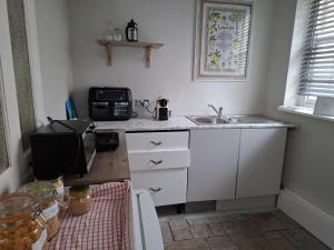 Kuchyň nebo kuchyňský kout v ubytování The Courtyard Mews