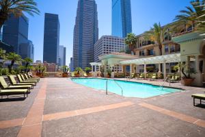una grande piscina con sedie a sdraio e edifici di Downtown Los Angeles 1 bedroom Apt with Pool, Gym and FREE PARKING a Los Angeles