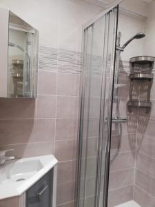 Koupelna v ubytování Studio refait à neuf au cœur du village