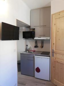 Kuchyň nebo kuchyňský kout v ubytování Studio refait à neuf au cœur du village