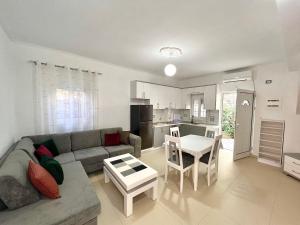 una sala de estar con un sofá y una mesa en Elisabeth Apartments 2, en Sarandë