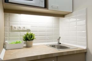 una cocina con fregadero y microondas en Budapest Holiday Colours, en Budapest 72 fotos más