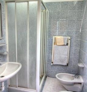 ラパッロにあるHotel Primo Soleのバスルーム(シャワー、洗面台、トイレ付)