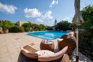 Bazén v ubytování Chorafakia 3 Villa Retreat nebo v jeho okolí + 9 fotografií