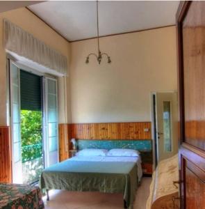 Hotel Primo Sole tesisinde bir odada yatak veya yataklar