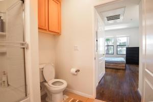 e bagno con servizi igienici e cabina doccia. di Downtown Los Angeles 1 bedroom Apt with Pool, Gym and FREE PARKING a Los Angeles Altre 18 foto