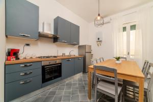 Kuchyň nebo kuchyňský kout v ubytování Salerno Centro Holiday House