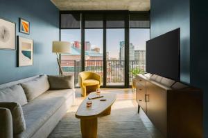 Posezení v ubytování Sonder by Marriott Bonvoy Mill Ave Apartments Tempe