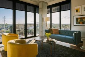 Posezení v ubytování Sonder by Marriott Bonvoy Mill Ave Apartments Tempe