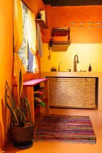 Kuchyň nebo kuchyňský kout v ubytování Romantic Treehouse w/ Boho Balcony + Fast Wifi