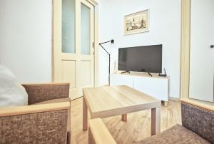 Televízia a/alebo spoločenská miestnosť v ubytovaní Apartmány VIENNA