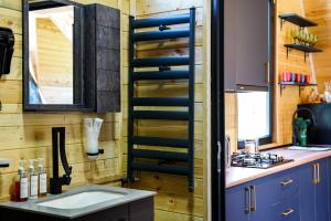 une salle de bain avec un lavabo et un miroir dans l'établissement Kokhta Cottage Kazbegi 2, à Kazbegi