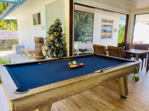 Biliár nebo kulečník v ubytování Duplex en bord de mer Fare Tahitea Pension
