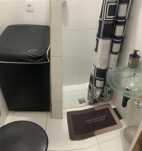 uma casa de banho com um lavatório e uma lata de lixo em Centro, Maracanã privado total, SmarTV, vista panorâmica no Rio de Janeiro