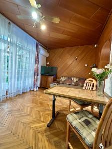 salon ze stołem i kanapą w obiekcie Rita Apartman Balatonszéplak w Siófoku