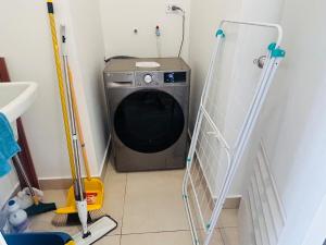 リマにあるdepartamento de estreno con espectacular vistaの洗濯機付きのバスルーム +43枚の写真