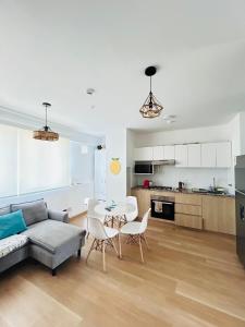 リマにあるdepartamento de estreno con espectacular vistaのソファとテーブルのあるリビングルーム