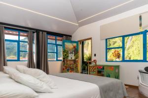 巴尼奥斯Hotel De Mi Pueblo的有两张床和两扇窗户的卧室