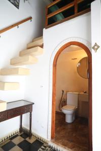 ein Bad mit WC und Treppe in einem Haus in der Unterkunft Room 1 Riad Khadija in Rabat