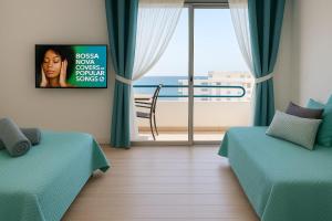 a bedroom with two beds and a view of the ocean at Dream Ocean Sunset in Playa Paraiso