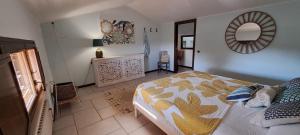 Un dormitorio con una cama y un espejo en la pared. en Casa del Menhir, cammino Materano e ciclovia, en Cassano delle Murge