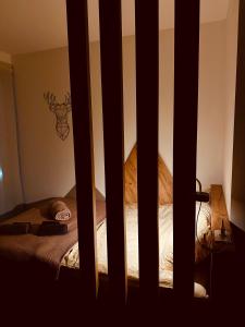 Uma cama ou camas num quarto em Studio Apartman Nomad Divčibare
