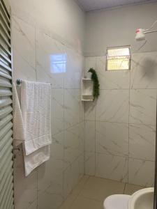 a bathroom with a shower and a toilet and a sink at casa de veraneio jalapão in São Félix do Tocantins +14 photos